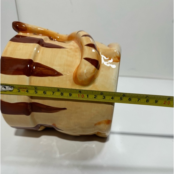 Planter Ceramic Cat Pot Glazed Yellow Tabby Pink Yarn 5.5”
Cottage Country - Picture 7 of 11